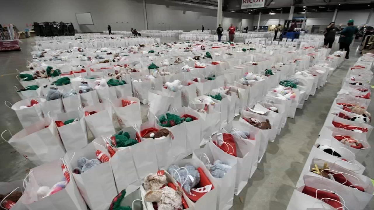 10,000 gifts distributed for school children at NRG Center during Navidad  en el Barrio's 37th Annual Christmas Program - ABC13 Houston