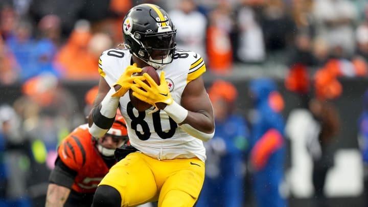 Steelers Predicted to Trade Stud Tight End After Jonnu Smith Deal with Dolphins