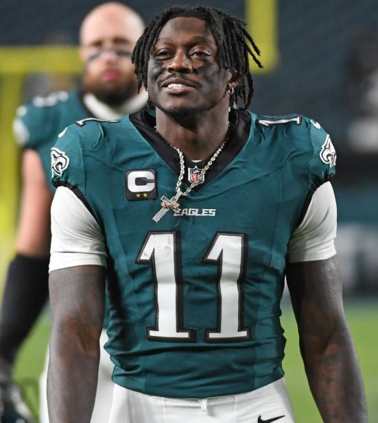 What Was Life Like for the NFL’s No. 1 WR Playing for the Eagles? Mother Left Early – Father Raised the Kids Alone Rells