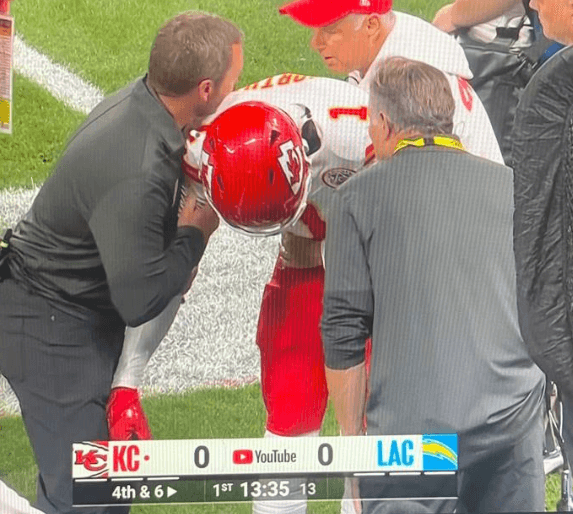 Chiefs Rookie WR Exits After Early Injury in Chargers Matchup